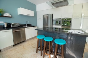 Refrigerador, microondas, horno y parrilla de estufa