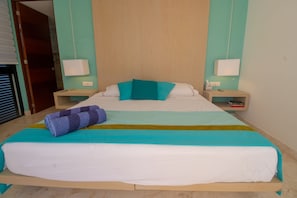 1 habitación, caja de seguridad en la habitación y escritorio