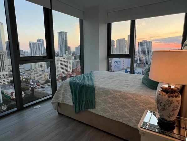 2 makuuhuonetta, työpöytä, Wi-Fi, vuodevaatteet