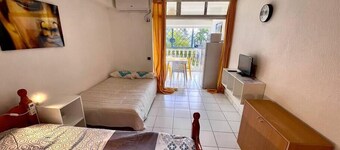 Sunny Blue Lagoon Studio with Swimming Pool and Independent Entrance