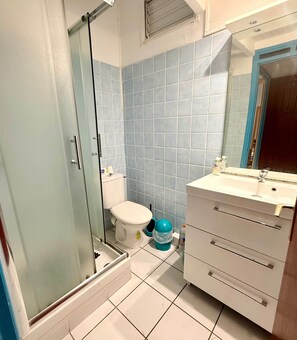 Serviettes fournies, papier toilette