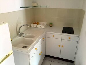 Réfrigérateur, micro-ondes, cafetiÚre/bouilloire