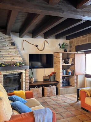House | Living area | TV, DVD player - Agroturismo El Encuentro (Leza)