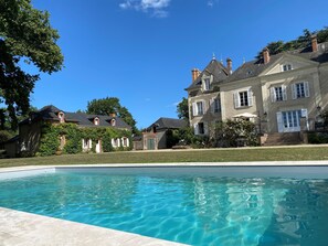 Een verwarmd zwembad