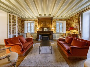 Tv, dvd-spelare och böcker