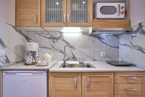 Réfrigérateur, micro-ondes, plaque de cuisson, cafetière/bouilloire