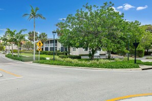Property grounds - Downtown Naples Retreat - Walk to 5th Ave & Beach (Naples)