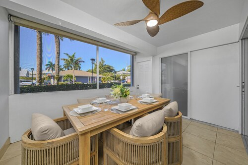 Downtown Naples Retreat - Walk to 5th Ave & Beach