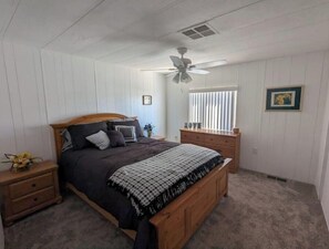 3 bedrooms, desk, WiFi, bed sheets