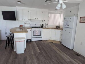 Fridge, microwave, oven, stovetop - Super cute place at Lake Havasu! (Lake Havasu City)