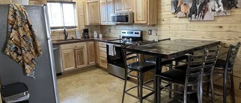 Kylskåp, mikrovågsugn, ugn och spishäll