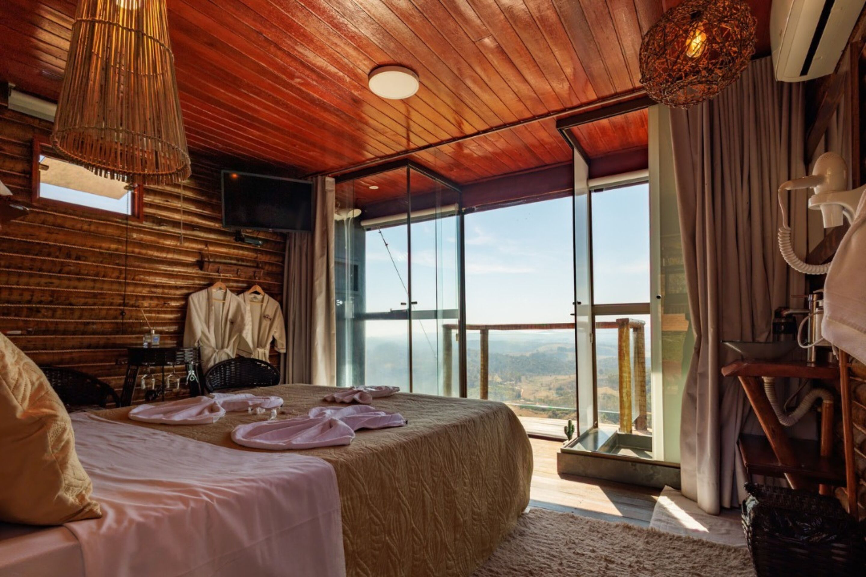 Cabana Suspensa Canto da Seriema | Laptopgeeigneter Arbeitsplatz, Bügeleisen/Bügelbrett, Reisekinderbett