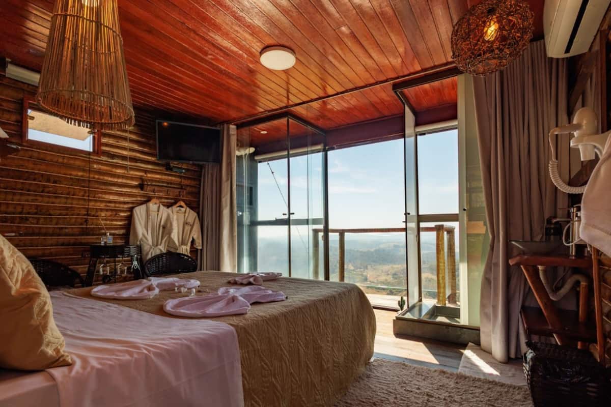 Cabana Suspensa Canto da Seriema | Laptopgeeigneter Arbeitsplatz, Bügeleisen/Bügelbrett, Reisekinderbett