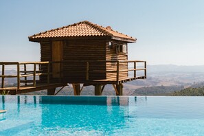 مساحة عمل للكمبيوتر المحمول ومكواة/لوح كي وسرير سفر وواي فاي مجانًا