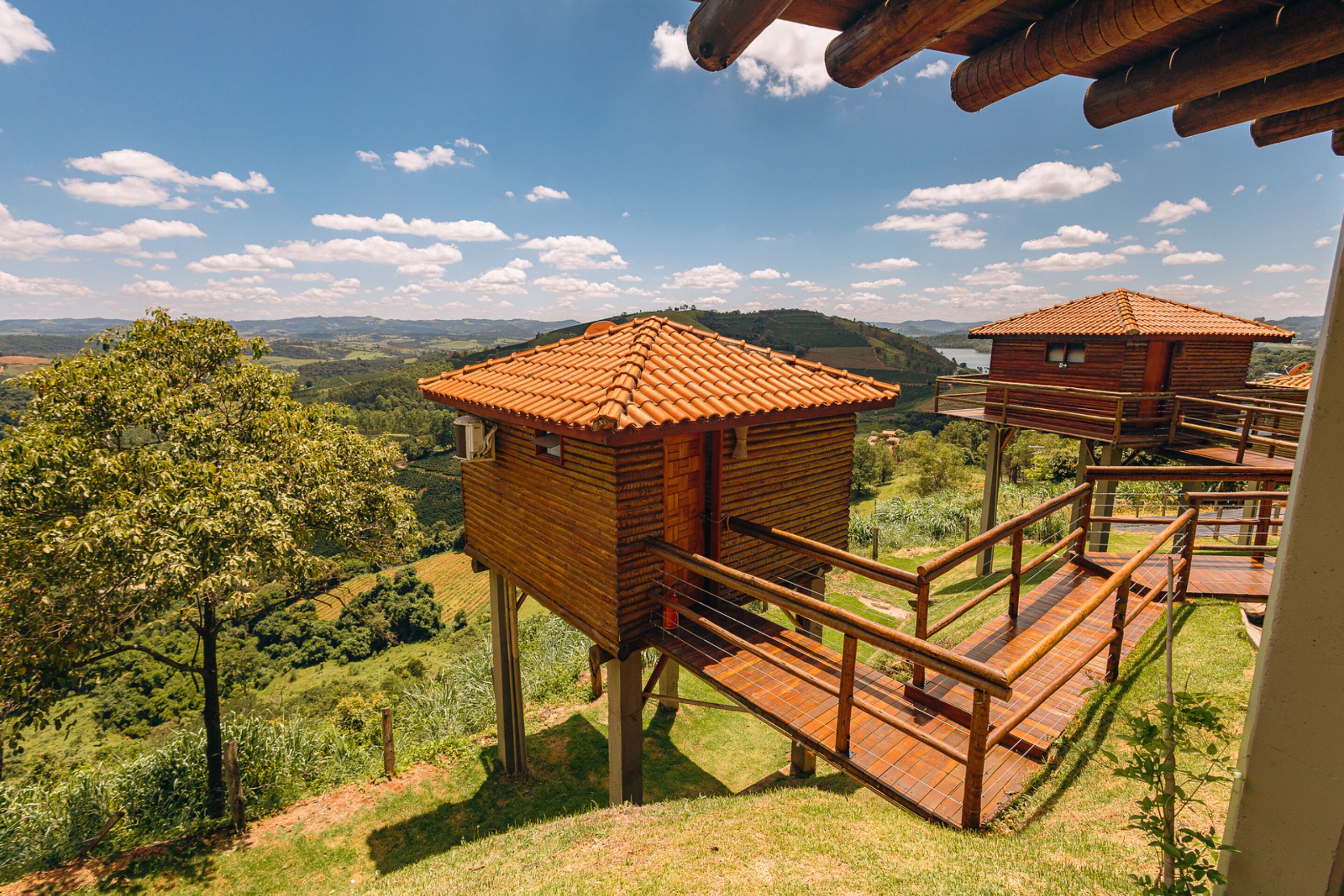 Cabana Suspensa Toca da Coruja | Laptopgeeigneter Arbeitsplatz, Bügeleisen/Bügelbrett, Reisekinderbett