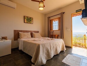 Espacio para trabajar con laptop y tabla de planchar con plancha 