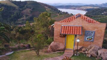 Casa das Pedras | Kannettavalle tietokoneelle sopiva työtila, silitysrauta/-lauta