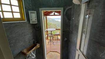 Casa das Pedras | Kylpyhuone | Pyyhkeet, saippua, sampoo, vessapaperi