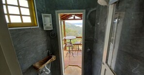 Toallas, jabón, shampoo, papel higiénico