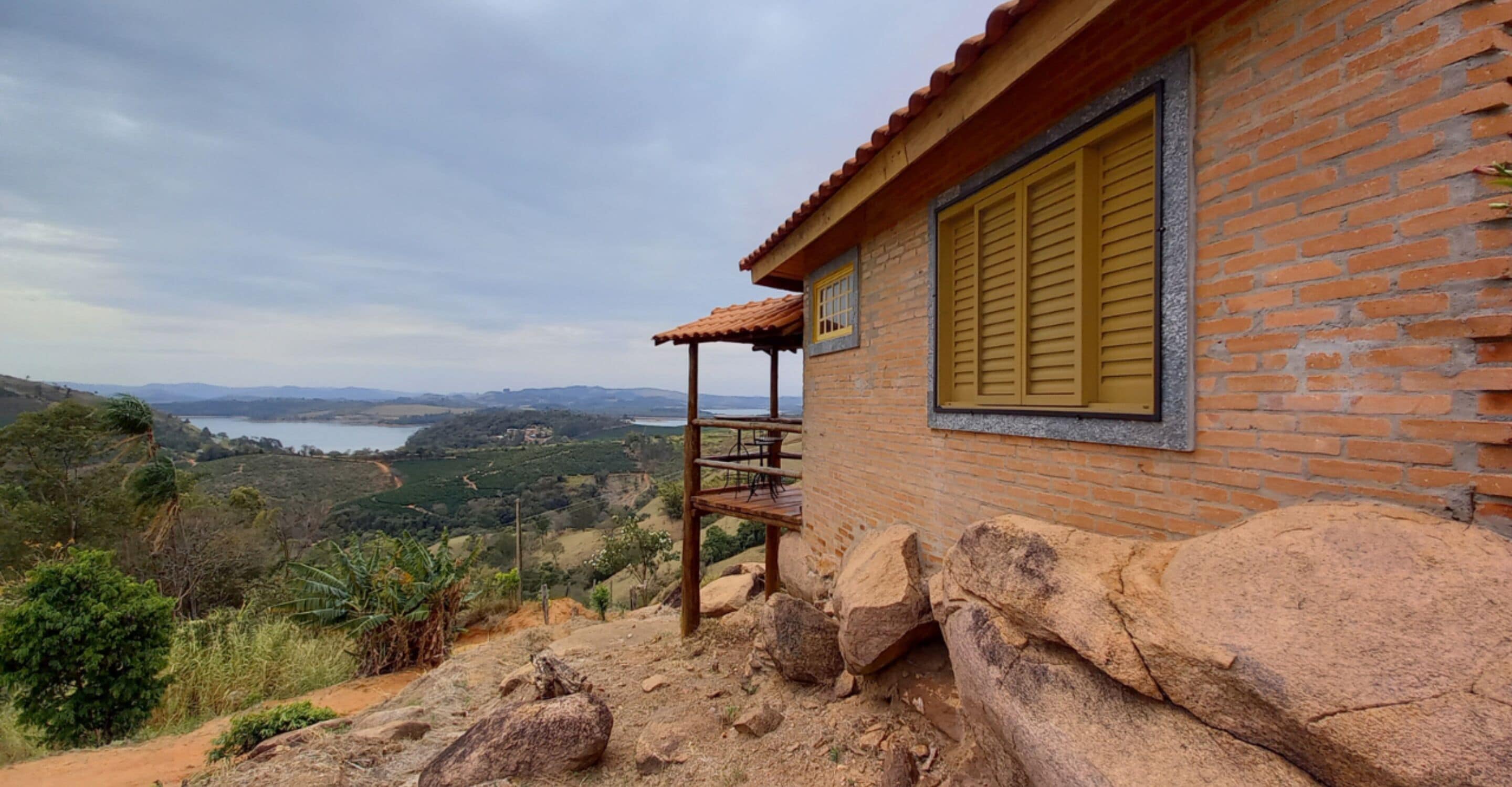 Casa das Pedras | Kannettavalle tietokoneelle sopiva työtila, silitysrauta/-lauta