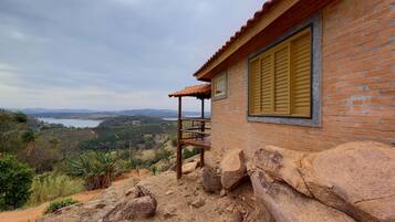 Casa das Pedras | Kannettavalle tietokoneelle sopiva työtila, silitysrauta/-lauta