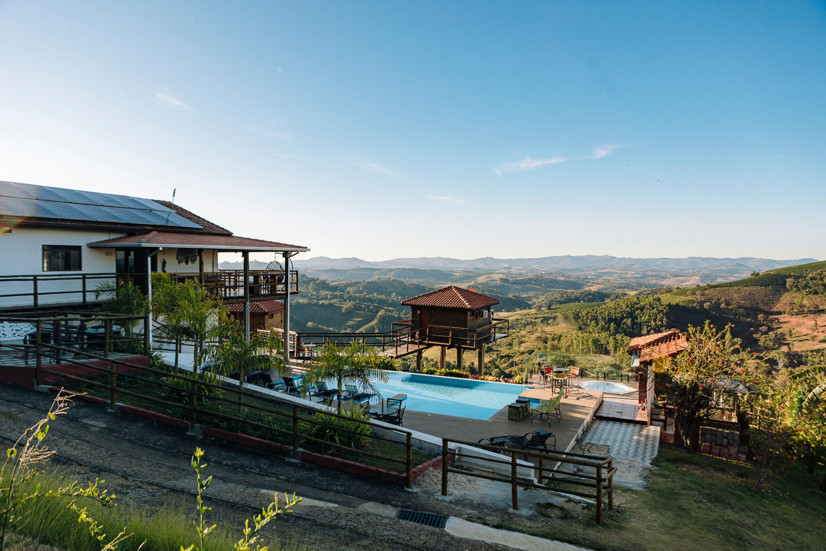 Un resort con piscina, mobiliario exterior y vistas a las montañas.