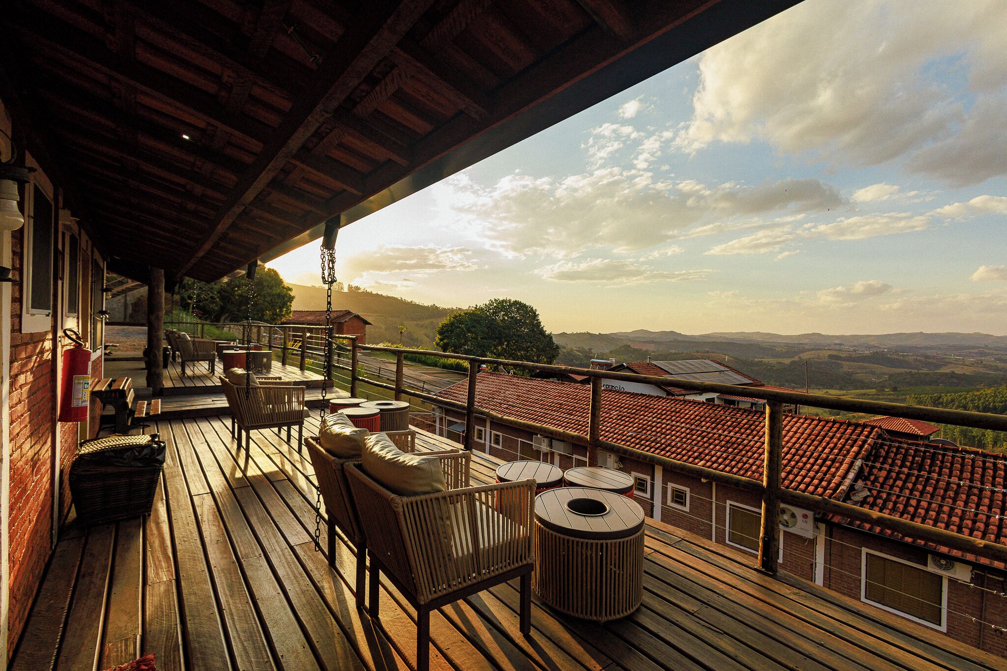 سرير سفر وواي فاي مجانًا وملاءات أسرّة