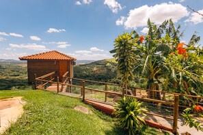 Cabana Suspensa Canto da Seriema | Skrivebord for bærbar PC, strykejern/-brett og reiseseng for barn