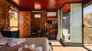 Cabana Suspensa Toca da Coruja | Laptopgeeigneter Arbeitsplatz, Bügeleisen/Bügelbrett, Reisekinderbett