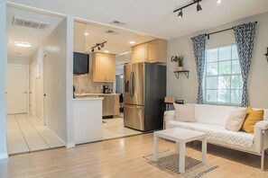 Smart TV - Fully Stocked+Sleeps 10! JUST 2 MINS to Sarasota Bay+ 8 MINS to SIESTA BEACH. (Sarasota)