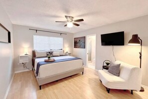 3 habitaciones, escritorio y tabla de planchar con plancha 