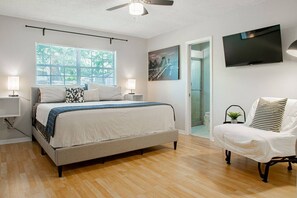 3 habitaciones, escritorio y tabla de planchar con plancha 