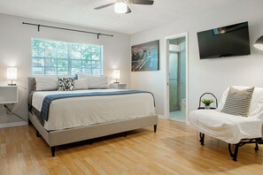 3 bedrooms, desk, iron/ironing board, travel crib - Fully Stocked+Sleeps 10! JUST 2 MINS to Sarasota Bay+ 8 MINS to SIESTA BEACH. (Sarasota)