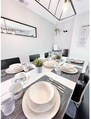 Dining - Fully Stocked+Sleeps 10! JUST 2 MINS to Sarasota Bay+ 8 MINS to SIESTA BEACH. (Sarasota)