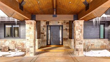 Studio (6 Bedrooms) | Property entrance