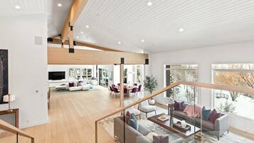 Studio (6 Bedrooms) | Living room | TV, fireplace