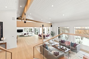 Studio (6 Bedrooms) | Living room | TV, fireplace