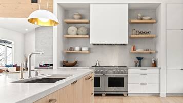 Estudio (6 Bedrooms) | Cocina privada | Refrigerador, microondas, horno y parrilla de estufa