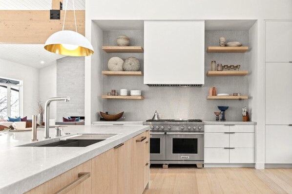 Studio (6 Bedrooms) | Private kitchen | Fridge, microwave, oven, stovetop
