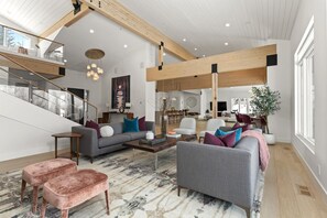 Studio (6 Bedrooms) | Wohnzimmer | Fernseher, Kamin