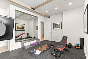 Estudio (6 Bedrooms) | Sala de fitness