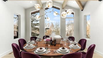 Villa - flere soveværelser (Indoor Pool, Sleeps 16 (PAS-2680)) | Spiseområde