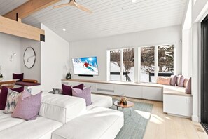 Estudio (6 Bedrooms) | Sala de estar | Televisión y chimenea 