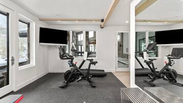 Studio (6 Bedrooms) | Fitness facility