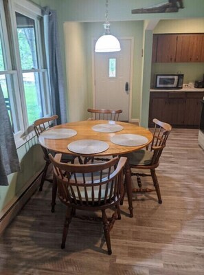 Dining - Stunning Waterfront Cottage on Lake Bernice (Campbellsport)