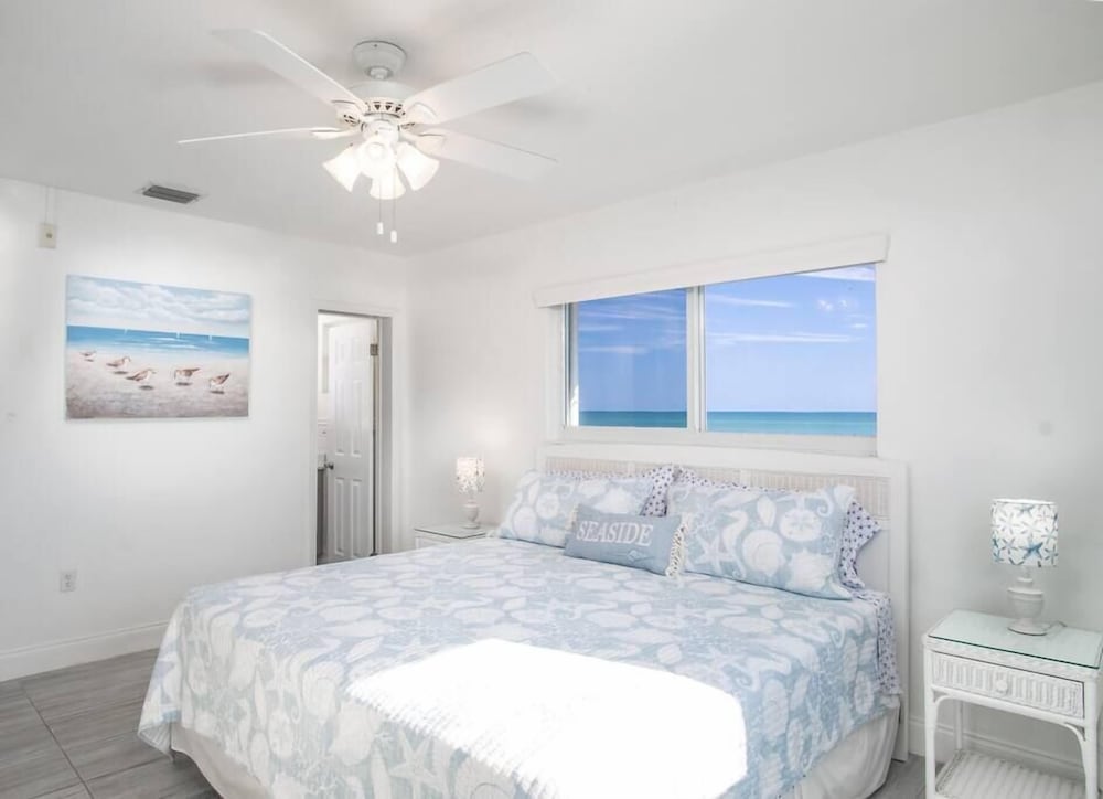 Oceanfront Condo!! Tropical Pool, Private Beach, Great WiFi Key