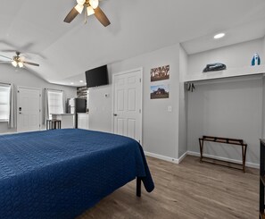 Iron/ironing board, bed sheets