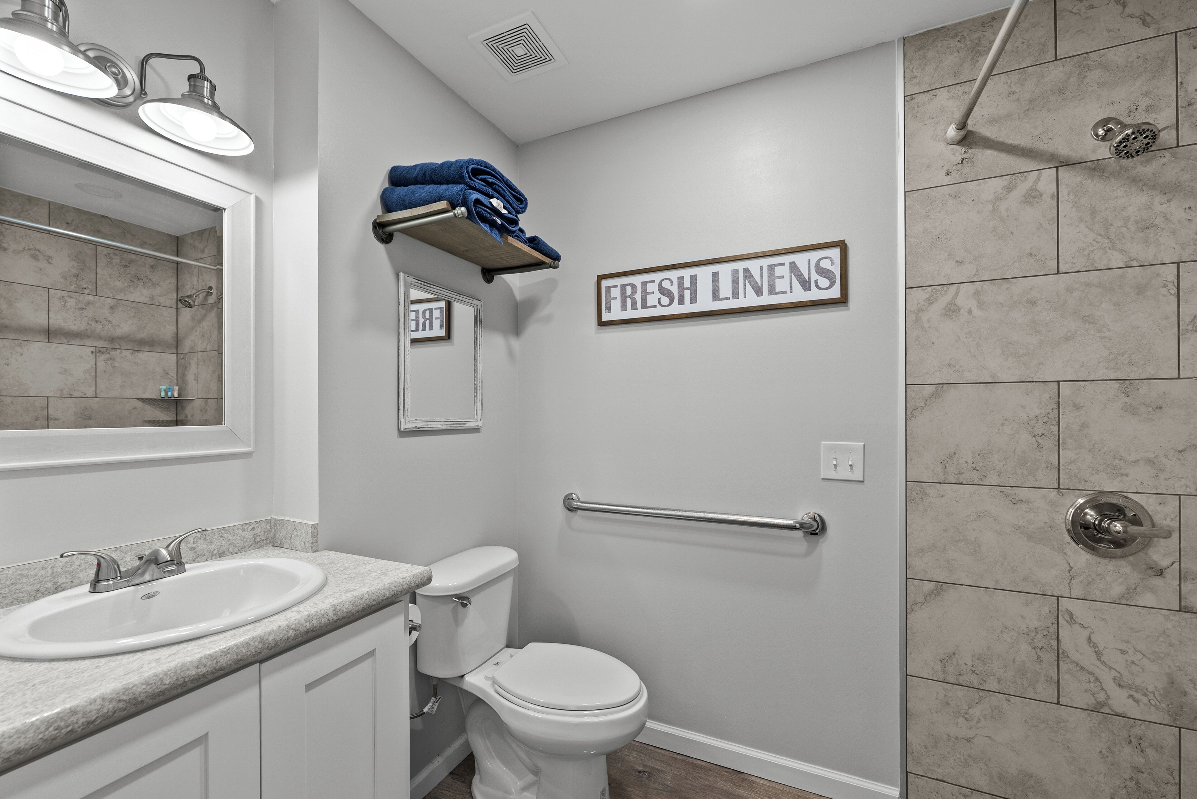 Haartrockner, Handtücher, Toilettenpapier