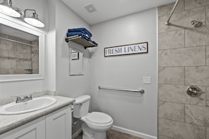 Secador de pelo, toallas y papel higiénico