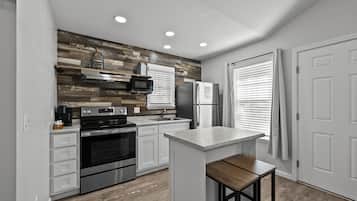 Kylskåp, mikrovågsugn, ugn och spishäll